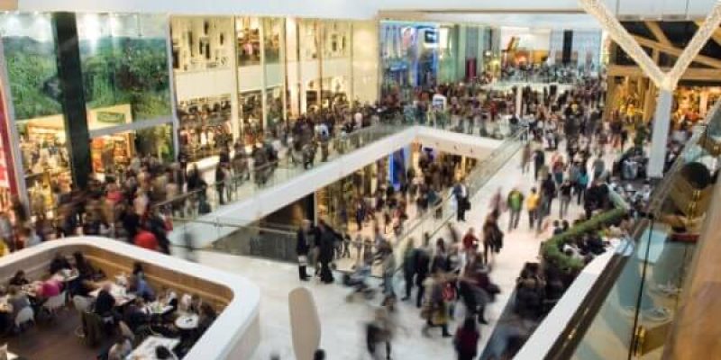 Crowd in a shopping centre to illustrate the threats of people committing acts of terrorism